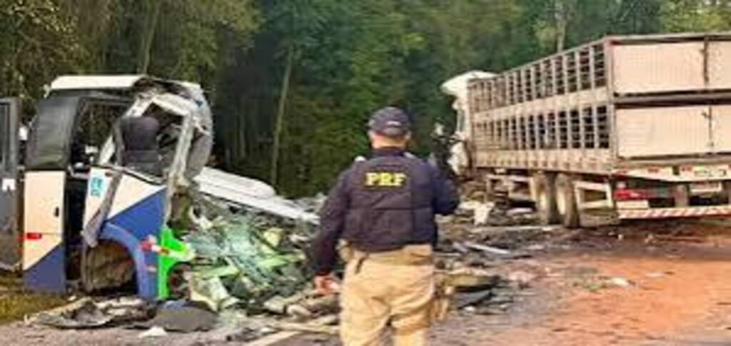 Brazil bus crash kills 23 people in Paraná