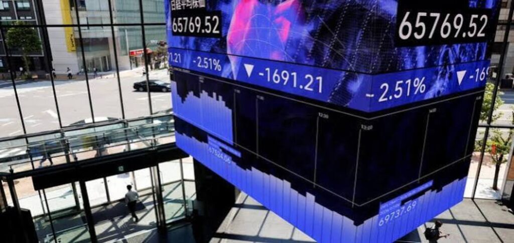 Asia shares fall as tech stocks face pressure and oil prices slip
