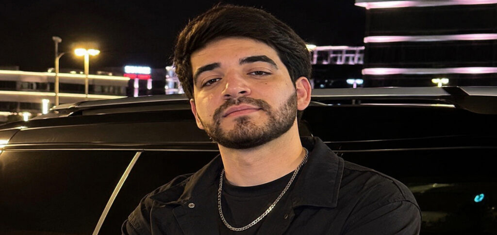 Portrait of Mexican TikTok creator CÃ©sar GastÃ©lum wearing a black shirt in an indoor setting