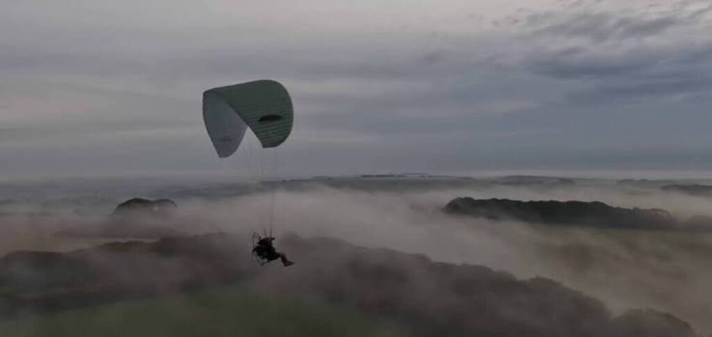 UK military paragliders could carry British soldiers behind enemy lines