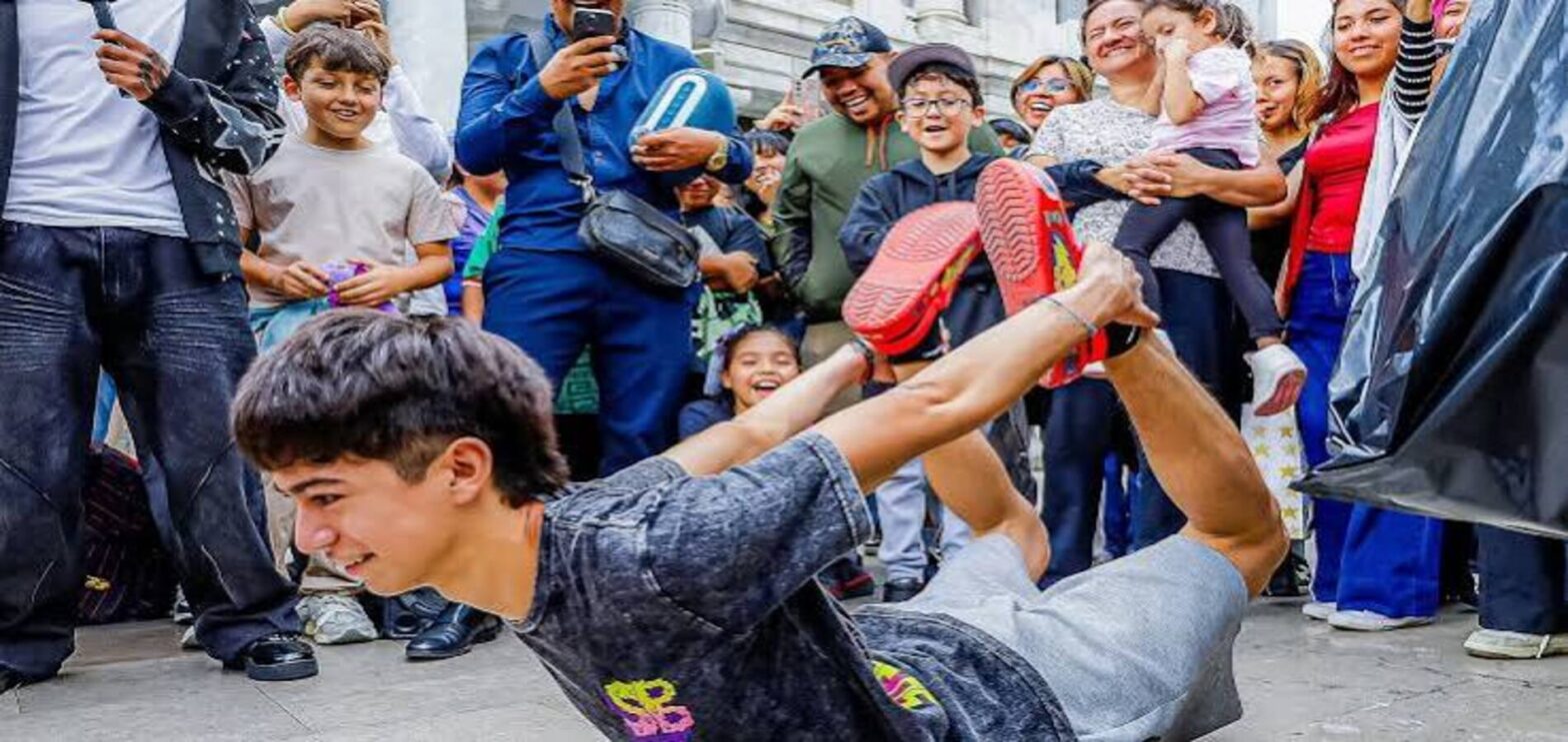 Young people taking part in an aura farming battle in Latin America