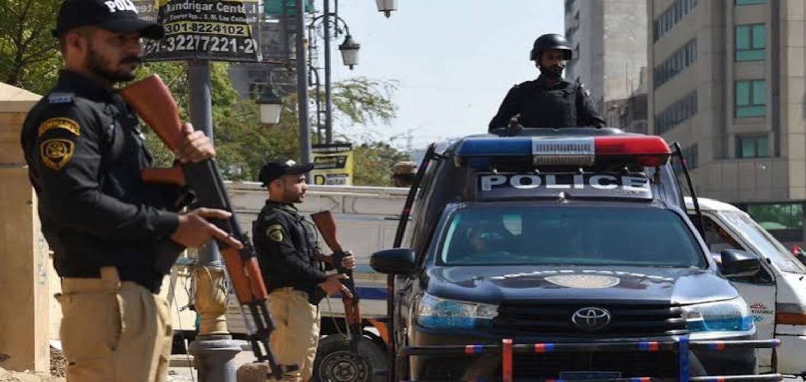 Shaheen Force officials respond after firing near Karachi Airport Colony gate
