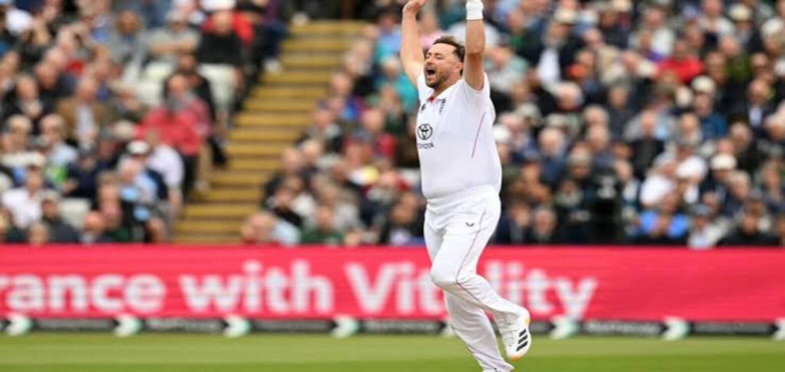 Pakistan batsmen struggle against England's fast bowlers during the third Test at Edgbaston.