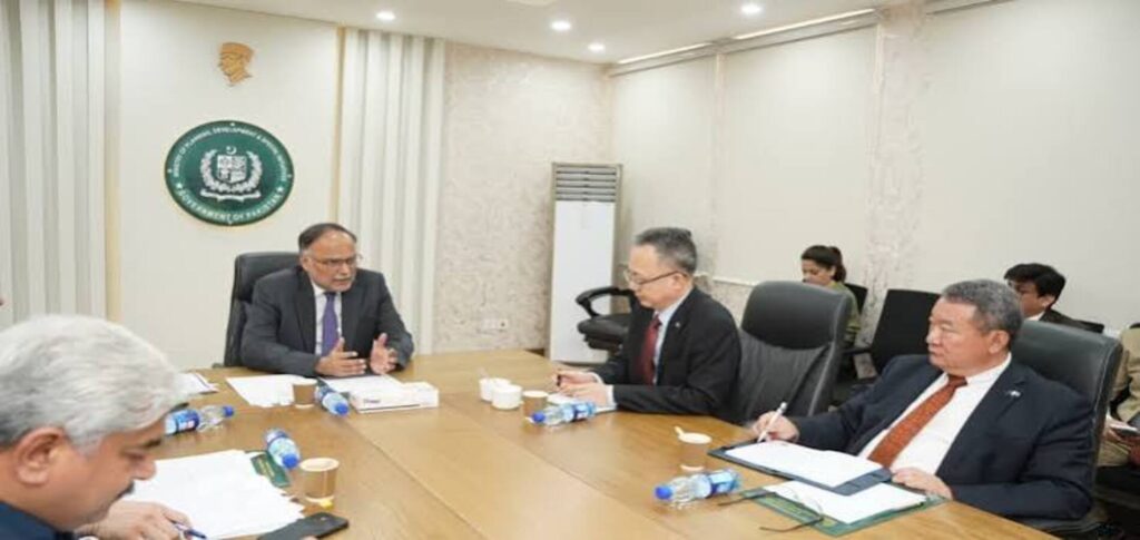 Ahsan Iqbal discusses Pakistan exports and economic growth with ADB