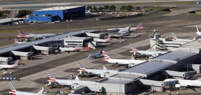 US airport delays after construction workers cut air traffic control cable
